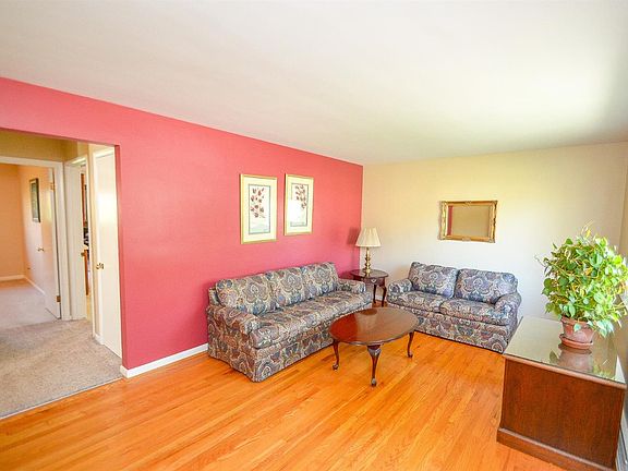 2nd image of 989 Jonquil Ln