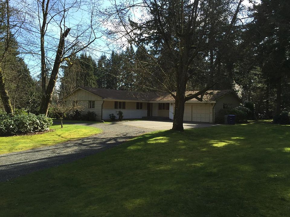 Country Setting - Circular drive, horse acre