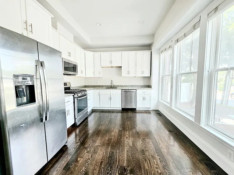 2044 Beacon St #9 — Photo 3