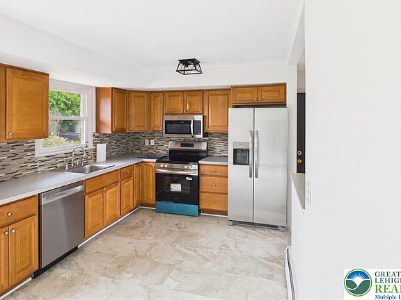 4th image of 3516 Whitney Ave