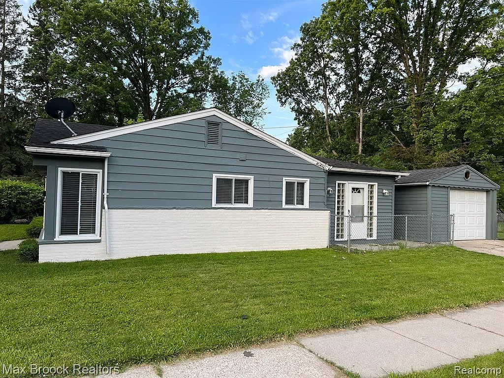 3 bed, 1.0 bath, 1137 sqft, $1,800 — Photo 2