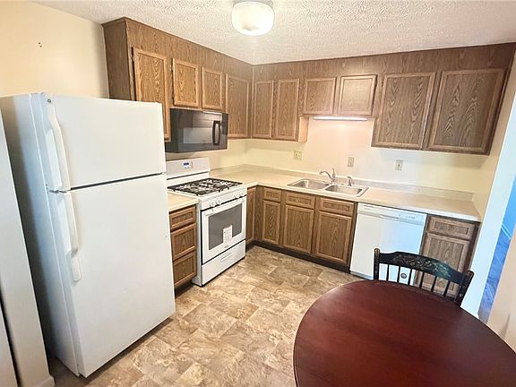 4th image of 5085 Empire Dr