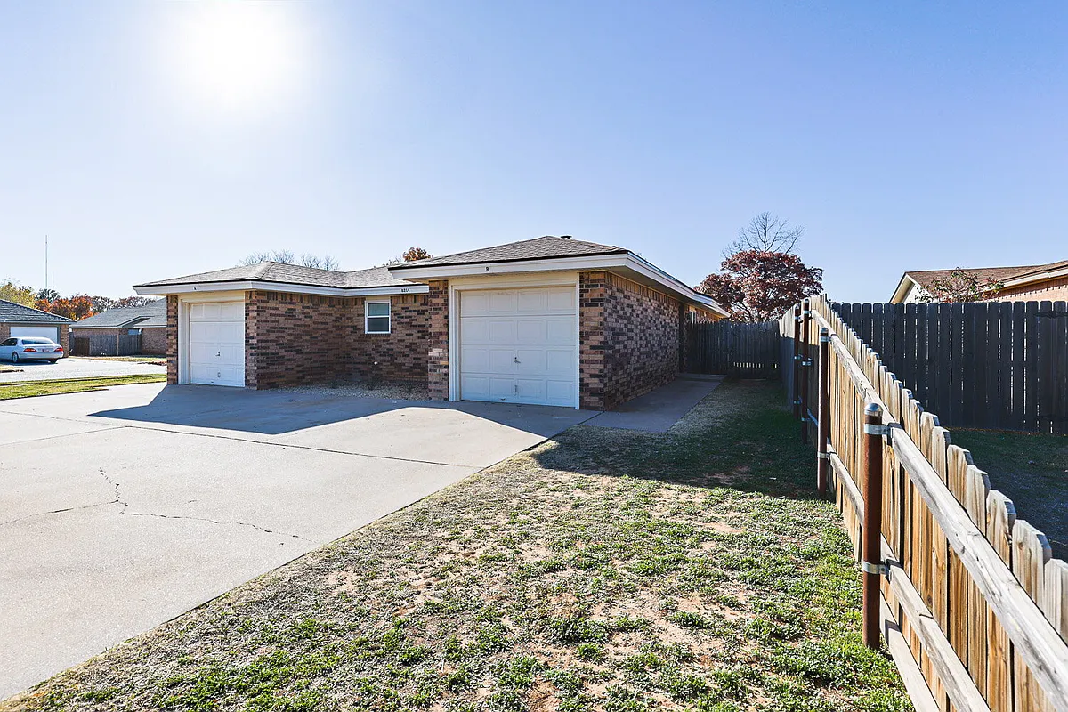 Building Photo - 8214 Vernon Ave #B