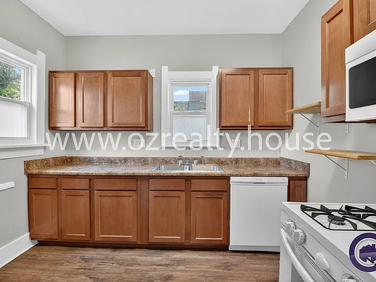 614 Woodstock Ave — Photo 4