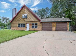 813 Greenfield Cir, Manhattan, KS 66502
