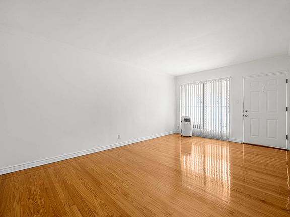 2nd image of 4948 Rosewood Ave APT 1