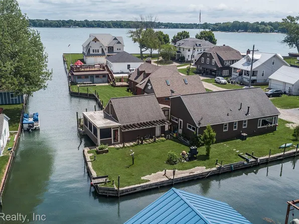 130 Delta Dr, Algonac, MI 48001