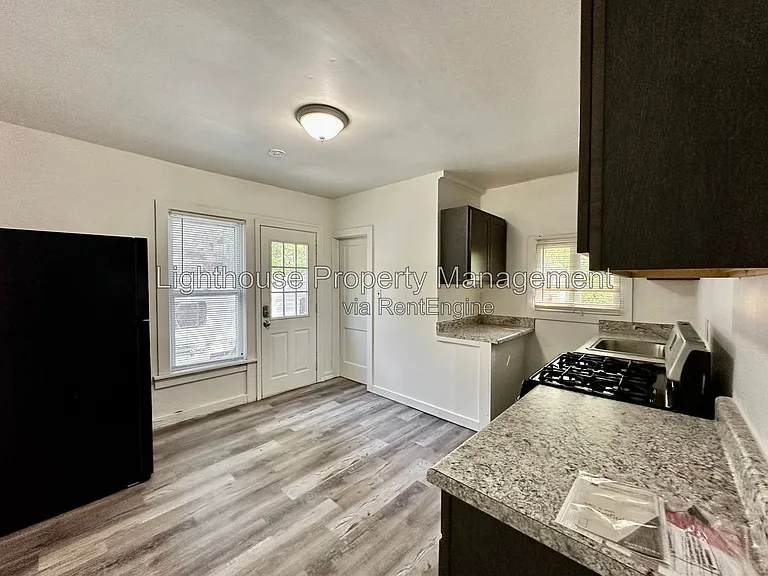 2528 Hoyt St — Photo 8