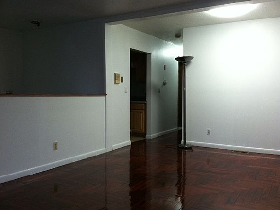 5th image of 814 Willoughby Ave #2