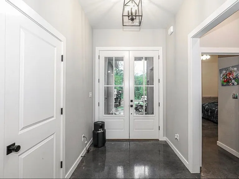 801 N Main St — Photo 3