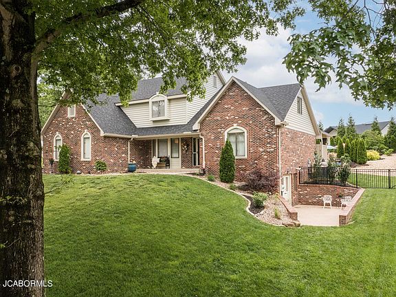 3rd image of 312 Constitution Dr