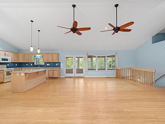 3rd image of 719 Lakehaven Cir