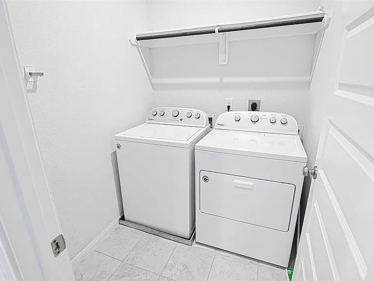 10005 Brickhouse Dr — Photo 32