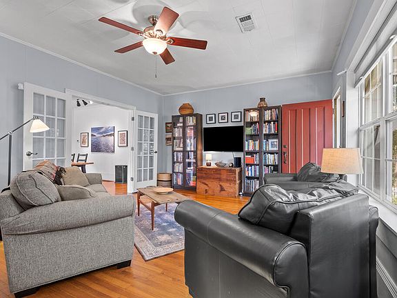5th image of 219 E Rogers St