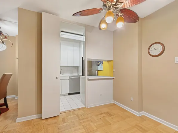 300 East 40th Street image 2 of 12