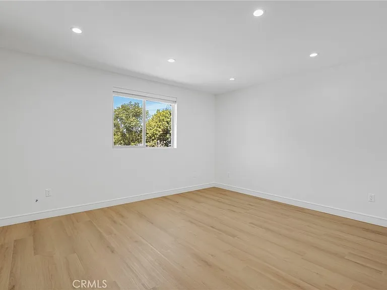 4855 Woodman Ave — Photo 14