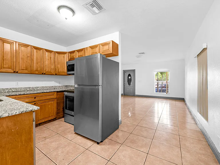124 SW 10th Ave — Photo 16