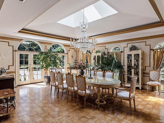 5th image of 23 Old Westbury Rd