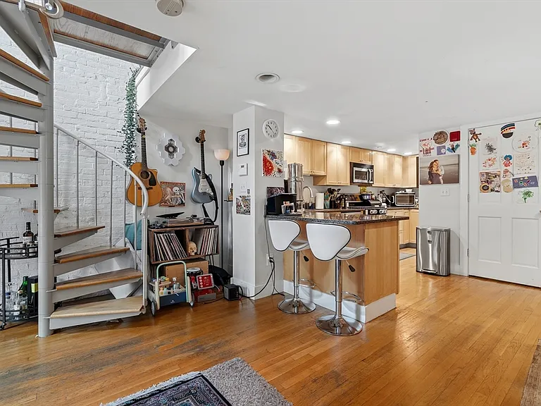 32 Yarmouth St #A — Photo 12