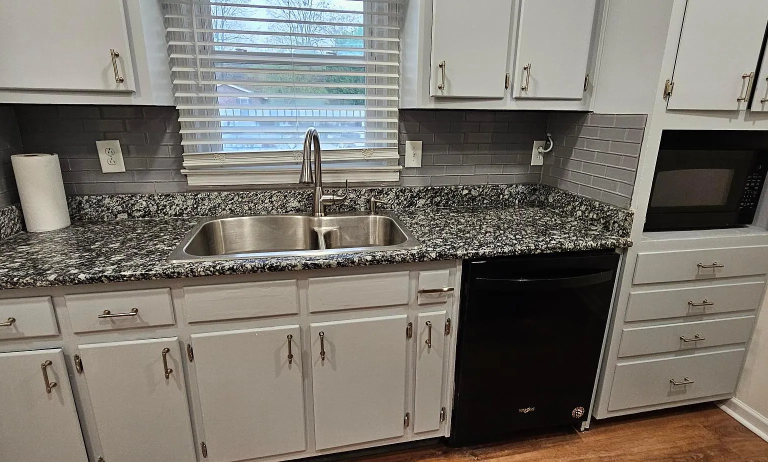 3 bed, 1.5 bath, 1450 sqft, $1,800 — Photo 2