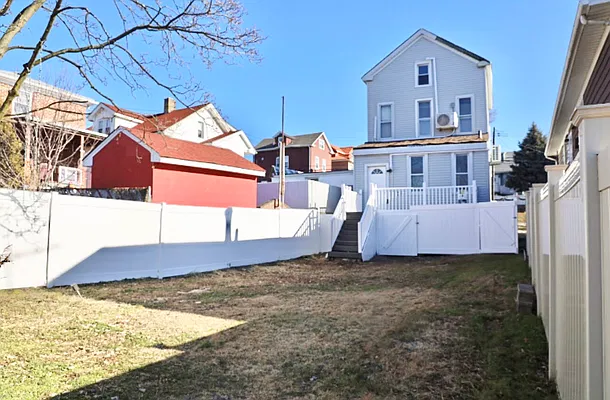 Rented by E Realty International Corp | media 10
