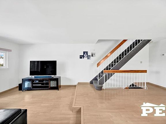 4th image of 498 Travis Ave