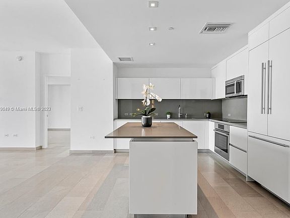 3rd image of 68 SE 6th St #3808