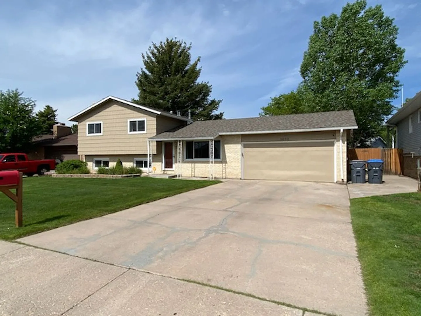 Coming Soon Beautiful 4 Bedroom Quad Level Located In Buffalo Ridge — Photo 3