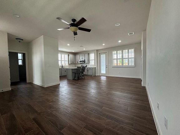 4th image of 1048 Roanoke Ln