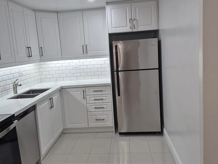 2515 Bathurst St — Photo 9