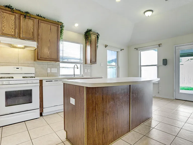 7605 Waterlilly Ln — Photo 6