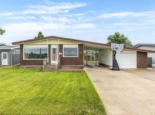 851 W McCutcheon Dr NW, Medicine Hat, AB T1A 6X9