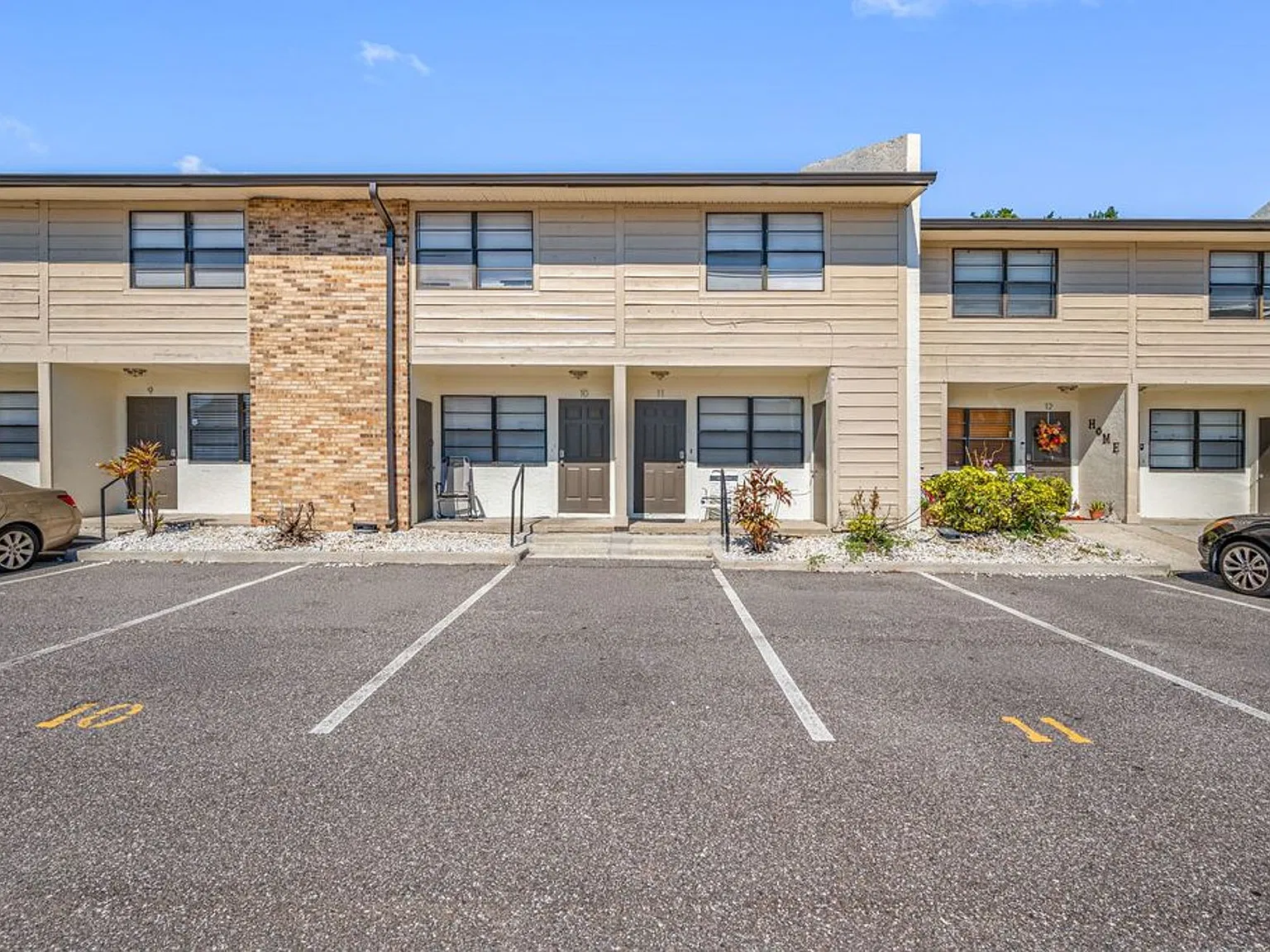 HUGE Renovated Townhome - Private Laundry & Pool — Photo 2