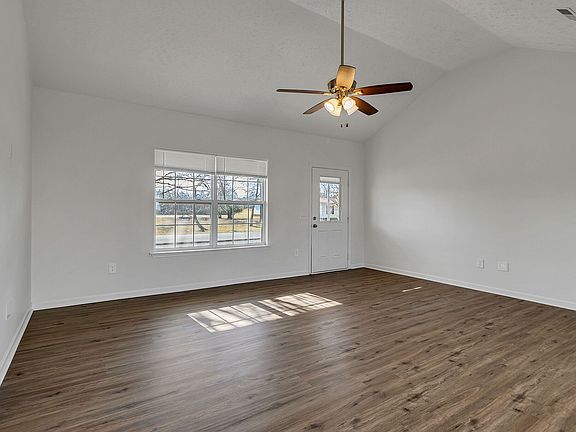 3rd image of 202 Cottonwood Dr