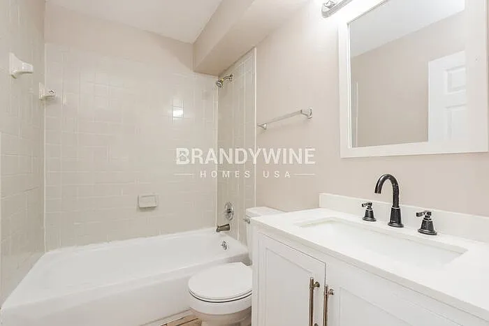 700 E 7th St — Photo 20