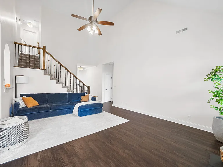 404 Sedgwick Ln — Photo 5