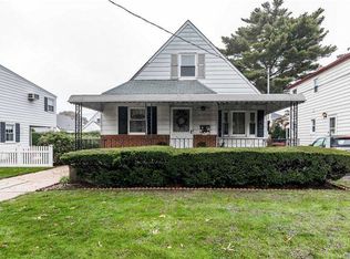 623 10th Ave, New Hyde Park, NY 11040
