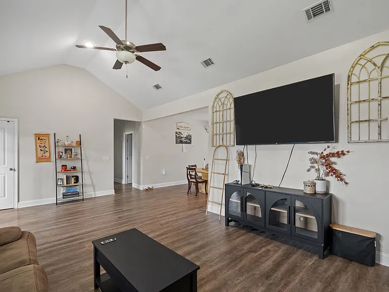 118 Clay St NE — Photo 8