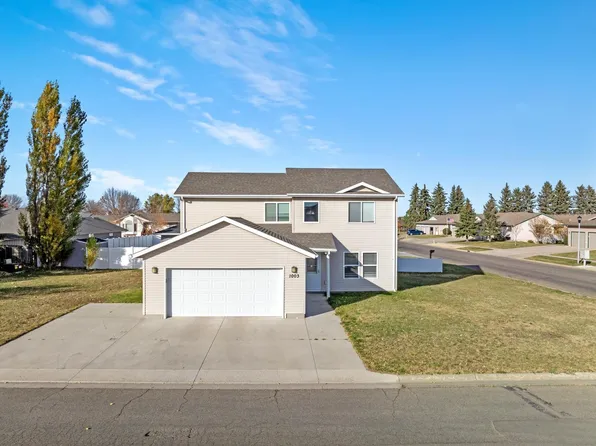 1003 Eisenhower Dr, Minot, ND 58701