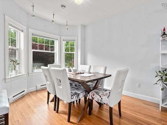 4th image of 38 Greenside Ln
