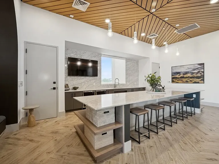 Longbow Luxury Apartments — Photo 10