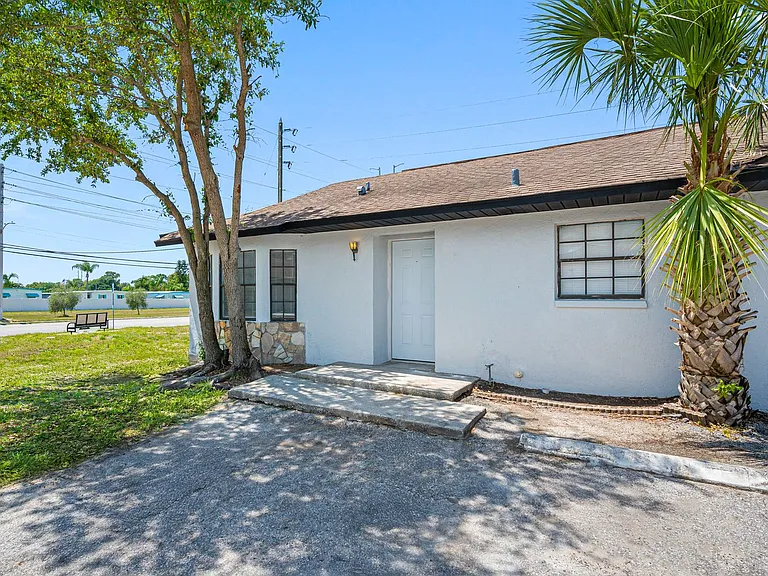 The Flats at Tarpon Springs — Photo 16