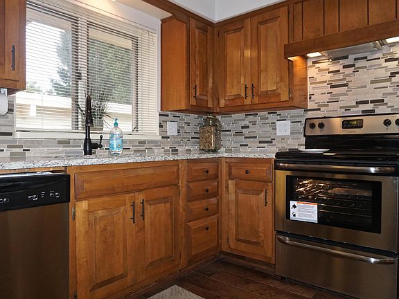 5th image of 1002 Hawthorn Dr