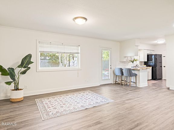 5th image of 211 Firmin Dr