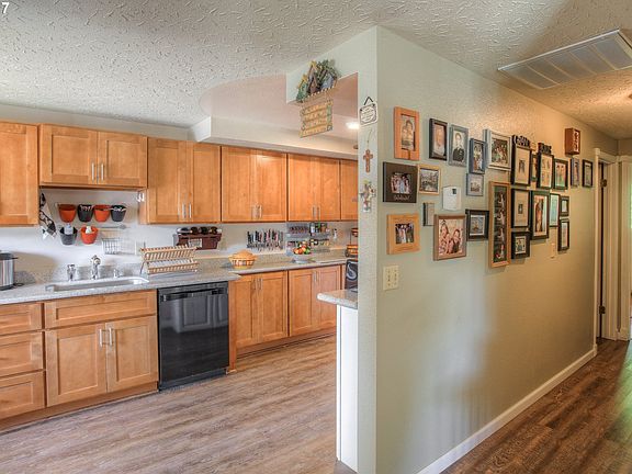5th image of 3726 NE 45th St
