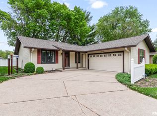 208 Glasgow Dr, Springfield, IL 62702