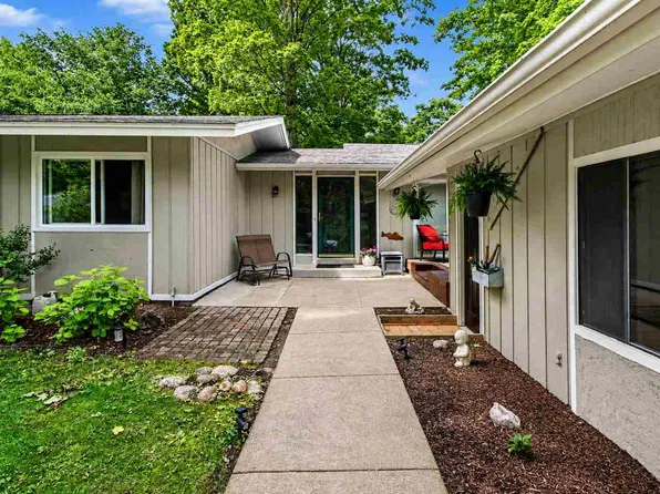 12593 Fern Pl, Charlevoix, MI 49720