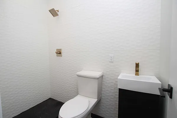 Rented by Nooklyn NYC LLC | media 104