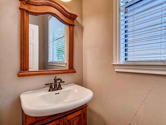 5th image of 906 Juniper St