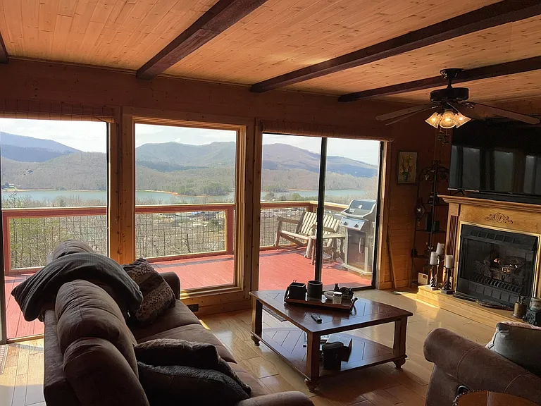 404 Mountain Dr N — Photo 3
